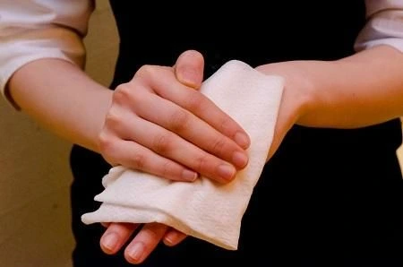 Les lingettes de tissus humides ajoutent de la couleur aux services hôteliers